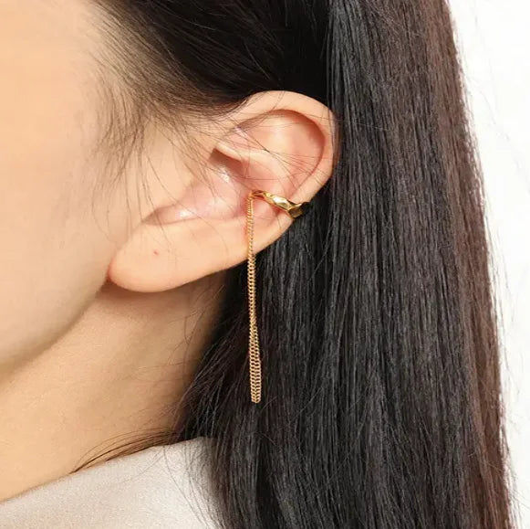 Frequency Paris-Ibiza Quantum Ear Cuff in 18K gold-plated sterling silver worn on the middle of the ear. Chic, edgy chain drop design perfect for stacking or solo wear.