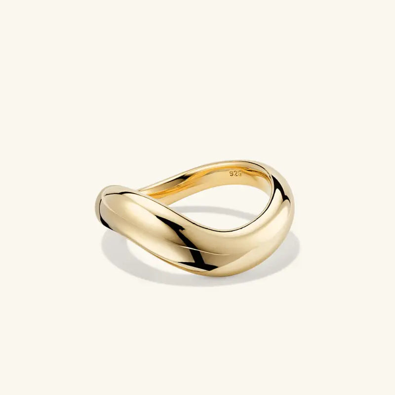 Close-up of the Stillness Ring by Frequency Paris-Ibiza highlighting the sculptural design from the other side. Fluid, stylish 18K gold plated sterling silver.