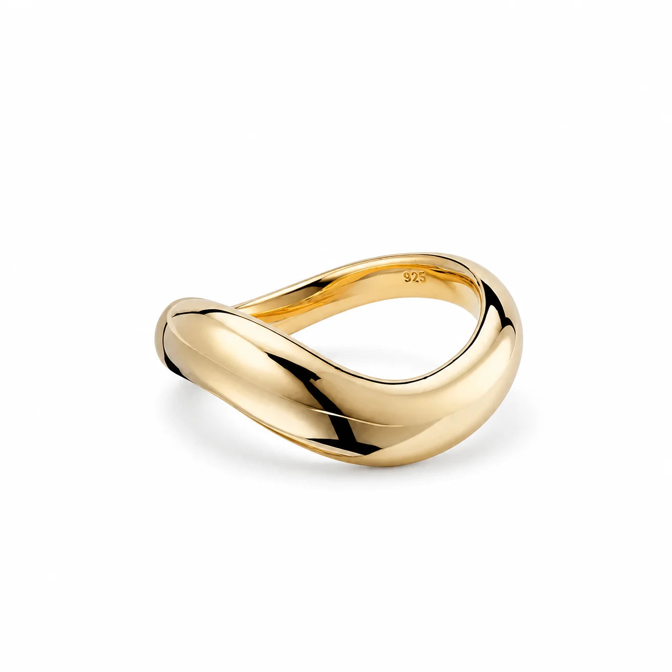 Close-up of the Stillness Ring by Frequency Paris-Ibiza highlighting the sculptural design from the other side. Fluid, stylish 18K gold plated sterling silver.