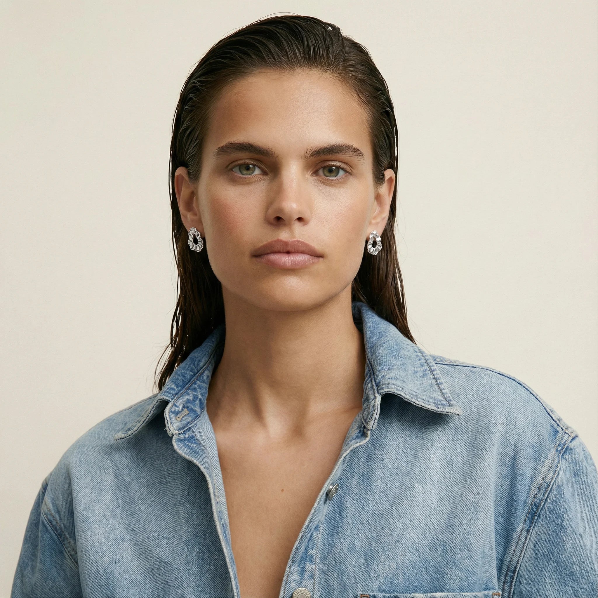 Brilliance stud earrings in rhodium-plated sterling silver by Frequency Paris-Ibiza, featuring excellent craftsmanship with a hammered sculptural texture — the perfect gift for her.